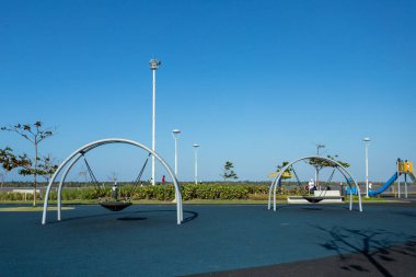 Barranquilla, Atlantico, Kolombiya. 15 Ocak 2022: Mavi gökyüzü ile büyük sahil yolunda spor parkı.