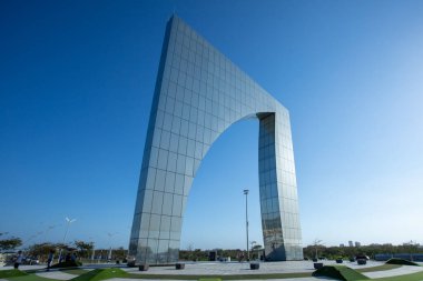 Barranquilla, Atlantico, Kolombiya. 15 Ocak 2022: Görüntü köpekbalığı yüzgeci Barranquilla- Köpekbalığı yüzgeci şehir takımı Junior de Barranquilla 'nın sembolik bir anıtıdır..