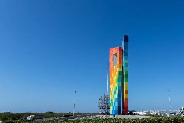 Barranquilla, Atlantico, Kolombiya. 15 Ocak 2022: Kentte mavi gökyüzü olan dünyanın anıtı.