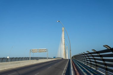 Barranquilla, Atlantico, Kolombiya. 15 Ocak 2022: Pumarejo Köprüsü mavi gökyüzü.