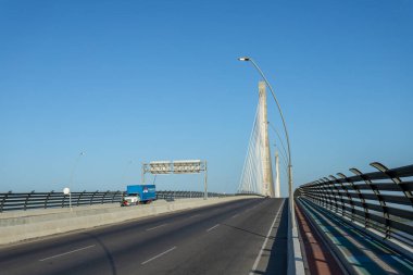 Barranquilla, Atlantico, Kolombiya. 15 Ocak 2022: Pumarejo Köprüsü mavi gökyüzü.