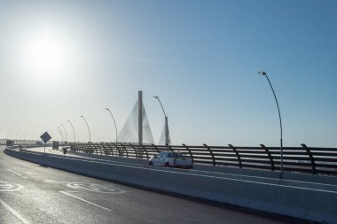 Barranquilla, Atlantico, Kolombiya. 15 Ocak 2022: Pumarejo Köprüsü mavi gökyüzü.