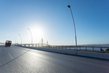 Barranquilla, Atlantico, Kolombiya. 15 Ocak 2022: Pumarejo Köprüsü mavi gökyüzü.