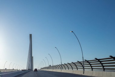 Barranquilla, Atlantico, Kolombiya. 15 Ocak 2022: Pumarejo Köprüsü mavi gökyüzü.