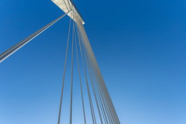 Barranquilla, Atlantico, Kolombiya. 15 Ocak 2022: Mavi gökyüzü ile Pumarejo köprü yapısı.