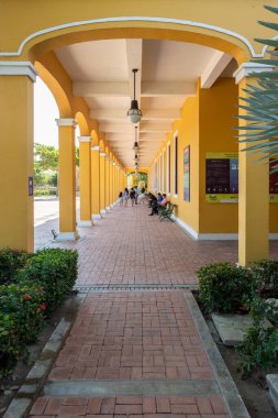 Barranquilla, Atlantico, Kolombiya. 15 Ocak 2022: Gümrük binasının mimarisi ve cephesi.