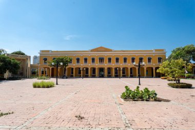 Barranquilla, Atlantico, Kolombiya. 15 Ocak 2022: Gümrük binasının mimarisi ve cephesi.