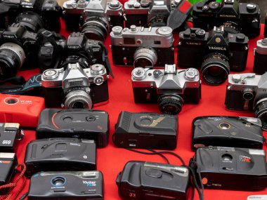 Lizbon, Portekiz. 9 Nisan 2022: Ön planda analog kamera koleksiyonu.