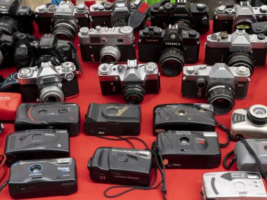 Lizbon, Portekiz. 9 Nisan 2022: Ön planda analog kamera koleksiyonu.