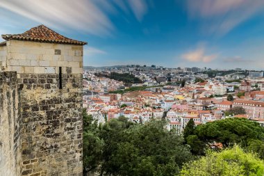 Lisboa, Portekiz. 9 Nisan 2022: San Jorge kalesinden şehrin panoramik manzarası.
