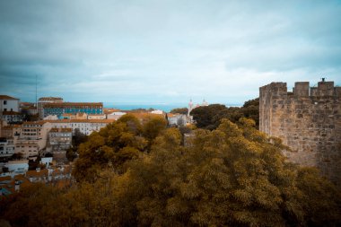 Lisboa, Portekiz. 9 Nisan 2022: San Jorge kalesinden şehrin panoramik manzarası.