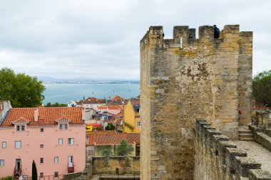 Lisboa, Portekiz. 9 Nisan 2022: San Jorge kalesinden şehrin panoramik manzarası.