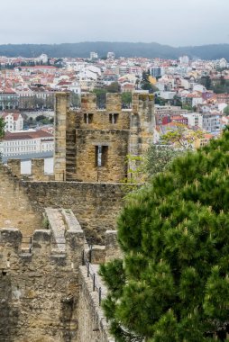Lisboa, Portekiz. 9 Nisan 2022: San Jorge kalesinden şehrin panoramik manzarası.