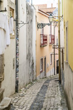 Lisboa, Portekiz. 9 Nisan 2022: Alfama Mahallesi 'ndeki evler mimari ve cephesi.