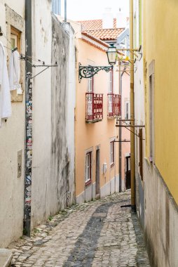 Lisboa, Portekiz. 9 Nisan 2022: Alfama Mahallesi 'ndeki evler mimari ve cephesi.
