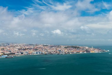 Lizbon 'un panoramik manzarası İsa' nın Ulusal Sığınağı 'ndan görüldü..