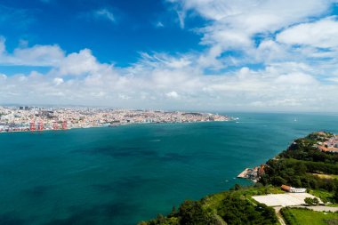 Lizbon 'un panoramik manzarası İsa' nın Ulusal Sığınağı 'ndan görüldü..