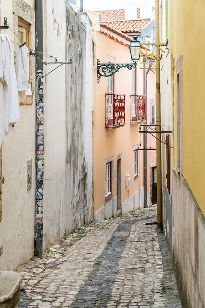 Lisboa, Portekiz. 9 Nisan 2022: Alfama Mahallesi 'ndeki evler mimari ve cephesi.