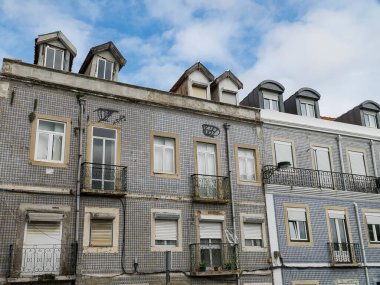 Lisboa, Portekiz. 9 Nisan 2022: Alfama Mahallesi 'nde renkli mimari ve cephe.