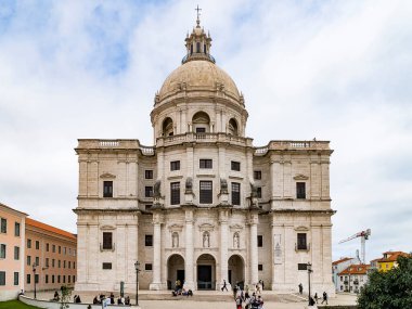 Lisboa, Portekiz. 9 Nisan 2022: Mavi gökyüzü ile Ulusal Şehir Panteonu.