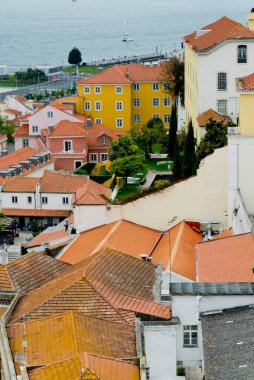 Evleri ve Tagus nehri manzaralı panoramik bir manzara. Lisboa, Portekiz.