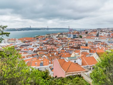 Lisboa, Portekiz. 9 Nisan 2022: Panoramik manzara ve 25 Noviembre Köprüsü manzaralı Tagus Nehri.