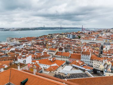 Lisboa, Portekiz. 9 Nisan 2022: Panoramik manzara ve 25 Noviembre Köprüsü manzaralı Tagus Nehri.