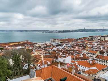 Lisboa, Portekiz. 9 Nisan 2022: Panoramik manzara ve 25 Noviembre Köprüsü manzaralı Tagus Nehri.