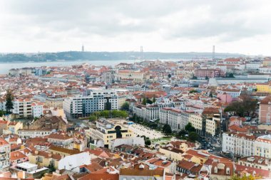 Lisboa, Portekiz. 9 Nisan 2022: Panoramik manzara ve 25 Noviembre Köprüsü manzaralı Tagus Nehri.