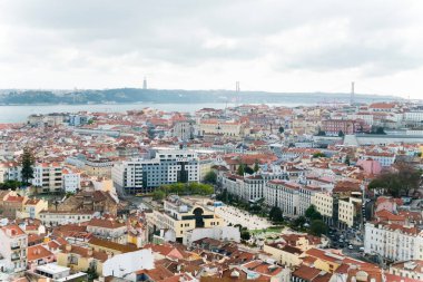 Lisboa, Portekiz. 9 Nisan 2022: Panoramik manzara ve 25 Noviembre Köprüsü manzaralı Tagus Nehri.