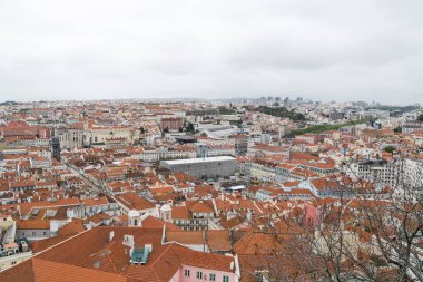 Şehirdeki mahallelerin panoramik ve kentsel manzarası. Lisboa, Portekiz. 