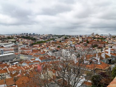 Şehirdeki mahallelerin panoramik ve kentsel manzarası. Lisboa, Portekiz. 