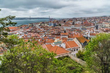 Şehirdeki mahallelerin panoramik ve kentsel manzarası. Lisboa, Portekiz. 