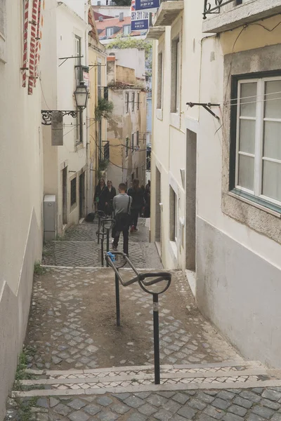 Lisboa, Portekiz. 9 Nisan 2022: Alfama Mahallesi 'ndeki evler mimari ve cephesi.