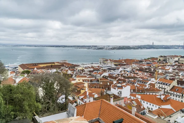 Lisboa, Portekiz. 9 Nisan 2022: Panoramik manzara ve 25 Noviembre Köprüsü manzaralı Tagus Nehri.