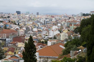 Lisboa, Portekiz. 9 Nisan 2022: Şehirdeki mahallelerin panoramik ve kentsel manzarası. 