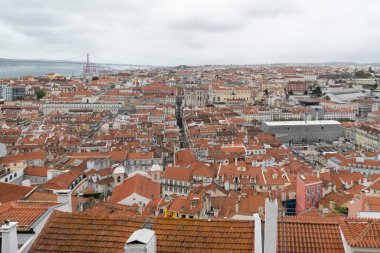 Lisboa, Portekiz. 9 Nisan 2022: Şehirdeki mahallelerin panoramik ve kentsel manzarası. 