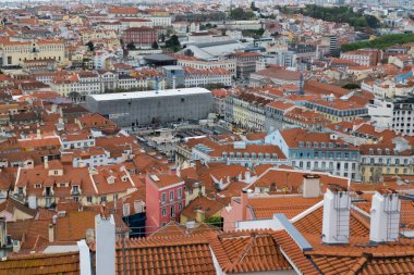 Lisboa, Portekiz. 9 Nisan 2022: Şehirdeki mahallelerin panoramik ve kentsel manzarası. 