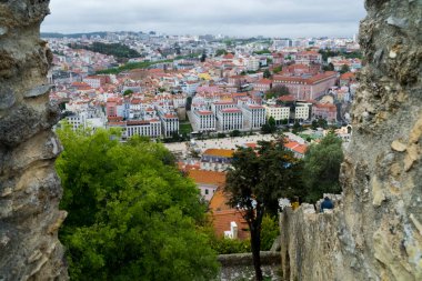 Lisboa, Portekiz. 9 Nisan 2022: Şehirdeki mahallelerin panoramik ve kentsel manzarası. 