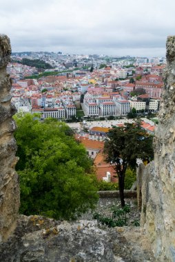 Lisboa, Portekiz. 9 Nisan 2022: Şehirdeki mahallelerin panoramik ve kentsel manzarası. 