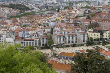 Lisboa, Portekiz. 9 Nisan 2022: Şehirdeki mahallelerin panoramik ve kentsel manzarası. 