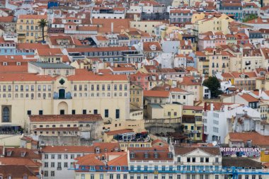 Lisboa, Portekiz. 9 Nisan 2022: Şehirdeki mahallelerin panoramik ve kentsel manzarası. 