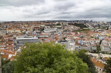Lisboa, Portekiz. 9 Nisan 2022: Şehirdeki mahallelerin panoramik ve kentsel manzarası. 