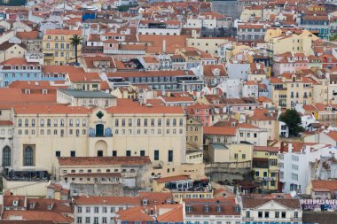 Lisboa, Portekiz. 9 Nisan 2022: Şehirdeki mahallelerin panoramik ve kentsel manzarası. 