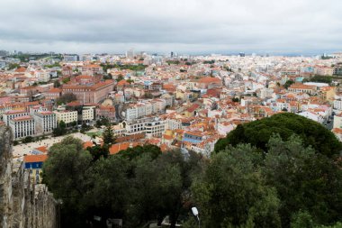 Lisboa, Portekiz. 9 Nisan 2022: Şehirdeki mahallelerin panoramik ve kentsel manzarası. 