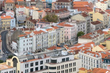 Lisboa, Portekiz. 9 Nisan 2022: Şehirdeki mahallelerin panoramik ve kentsel manzarası. 