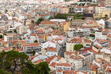 Lisboa, Portekiz. 9 Nisan 2022: Şehirdeki mahallelerin panoramik ve kentsel manzarası. 
