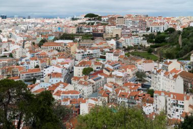 Lisboa, Portekiz. 9 Nisan 2022: Şehirdeki mahallelerin panoramik ve kentsel manzarası. 