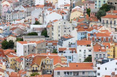 Lisboa, Portekiz. 9 Nisan 2022: Şehirdeki mahallelerin panoramik ve kentsel manzarası. 