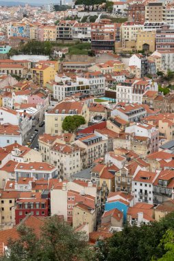 Lisboa, Portekiz. 9 Nisan 2022: Şehirdeki mahallelerin panoramik ve kentsel manzarası. 